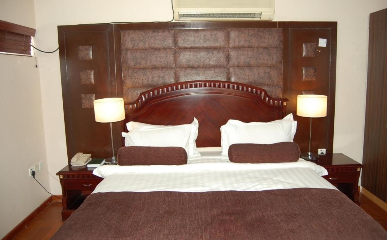 Owu Crown Hotel Ibadan Bagian luar foto